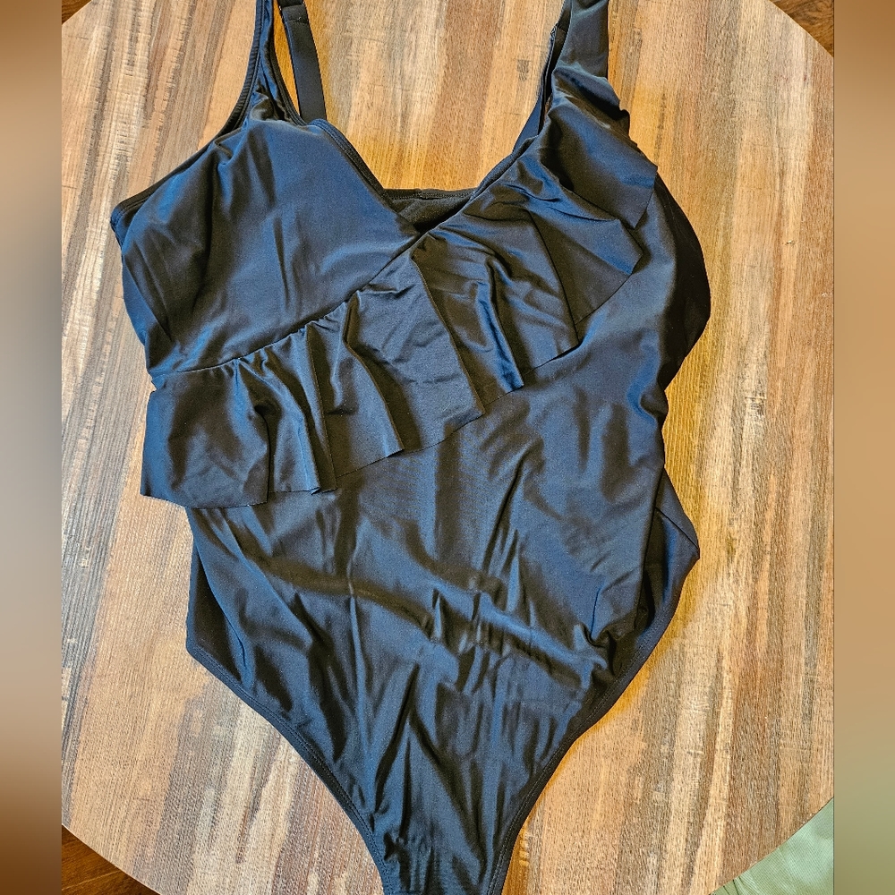 Women's  Plus Kona Sol Swimsuit Sz 24 Black One Piece. 005
